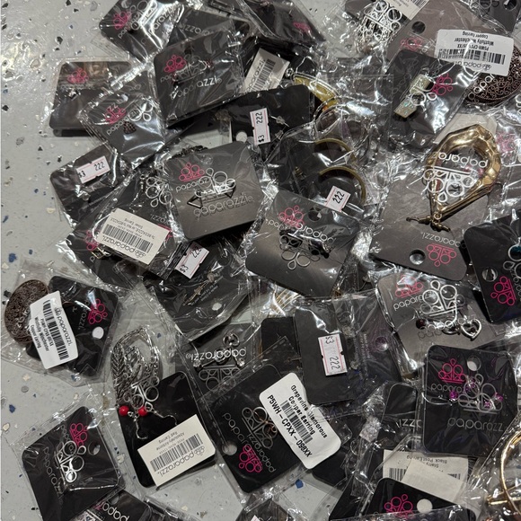 PAPARAZZI: EARRINGS HUGE LOT - Picture 3 of 6